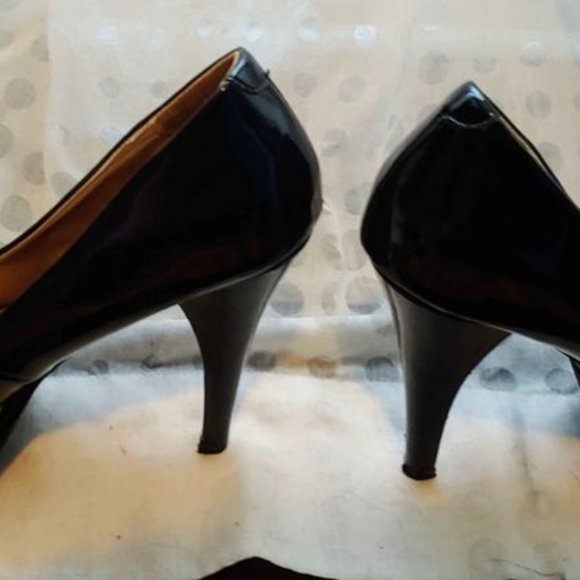 Gorgeous Candie*s black patent leather pumps - Picture 2 of 3